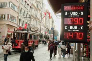 Рубль упал, а Запад наложил санкции на российские банки. Что будет с зарплатами и вкладами?