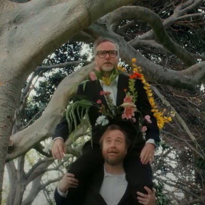 National и Фиби Бриджерс показали игры детства и игры разума в новом клипе