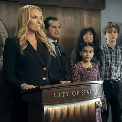 Девочки-подростки управляют миром с помощью электричества в трейлере &laquo;Власти&raquo;