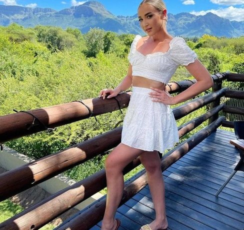 &laquo;Необузданная Африка&raquo;: Бузова покрасовалась в секси-луках