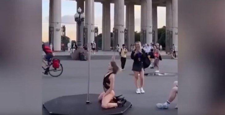 В Сети обсуждают жаркий танец стриптизерши у Парка Горького в Москве: &laquo;Наверно, из клуба выгнали&raquo;