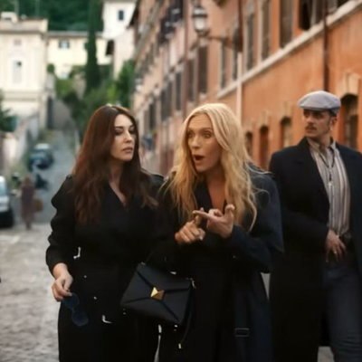 Тони Колетт получает в наследство криминальную империю в трейлере &laquo;Mafia Mamma&raquo;