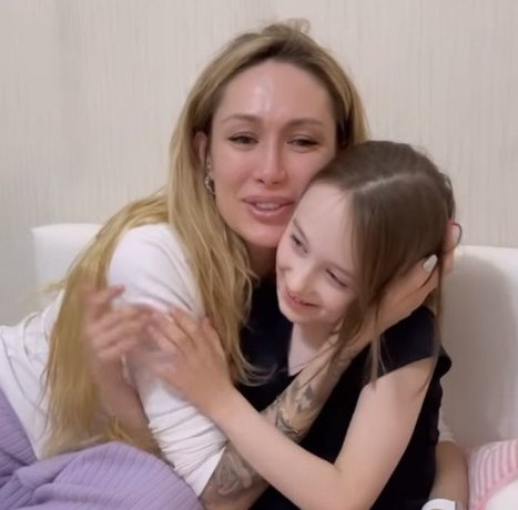 &laquo;Ревели обе&raquo;: Алена Ашмарина побрилась налысо ради дочери