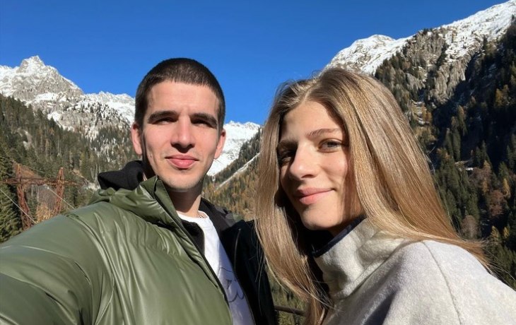 Панорамные окна, много дерева и свечей. Жена рэпера Feduk завершила ремонт в новой квартире