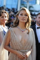 Виктория Боня передумала резать сумки Chanel и решила продать их на аукционе