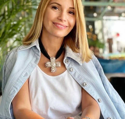 Сочный красный и откровенный зеленый. Мальдивские образы Ольги Орловой в купальниках