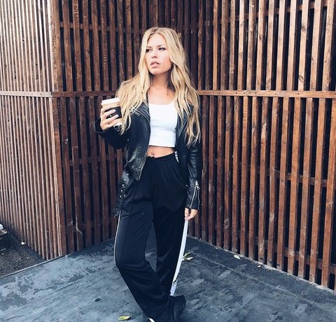 Риту Дакоту затроллили за увлечение медитацией против болей в желудке