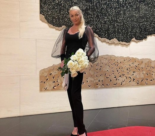 Волочкова: &laquo;Я сделала для России столько, что могу сидеть дома, курить кальян и пить!&raquo;