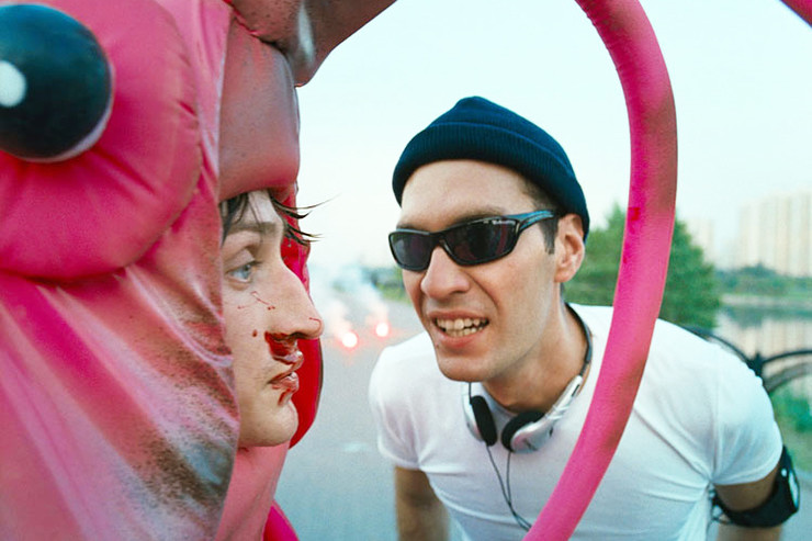 В киноальманахе «Короткое замыкание» актер сыграл промоутера, которому крайне не везет