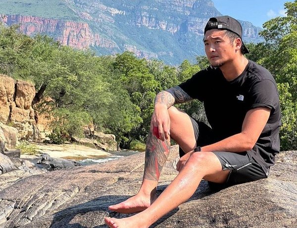 Анатолий Цой облапал Каролину Севастьянову на шоу &laquo;Звезды в Африке&raquo; &ndash; видео