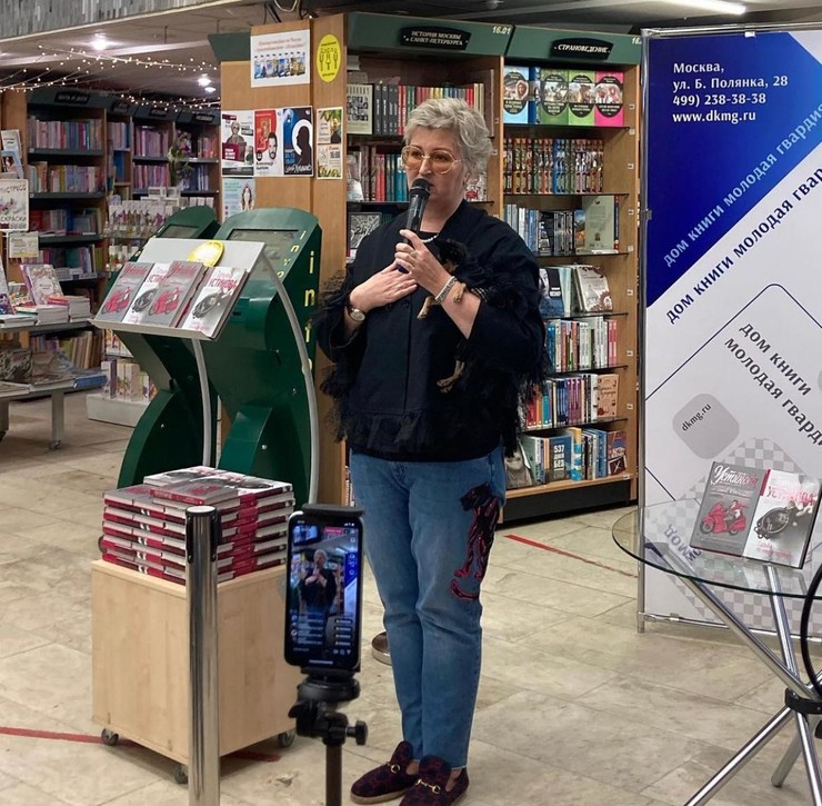 Писательница часто проводит встречи с читателями