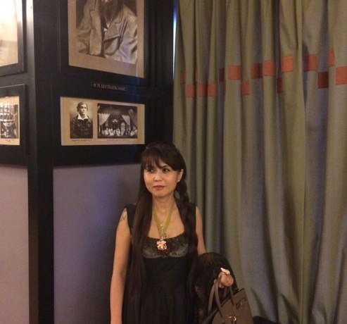 Странные танцы и еда на камеру: звезда &laquo;Битвы экстрасенсов&raquo; Лилия Хегай по-своему сходит с ума