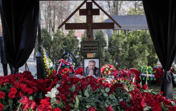 &laquo;Давай помиримся&raquo;: сын Жириновского не успел попросить прощения у отца и лишь прислал венок на кладб