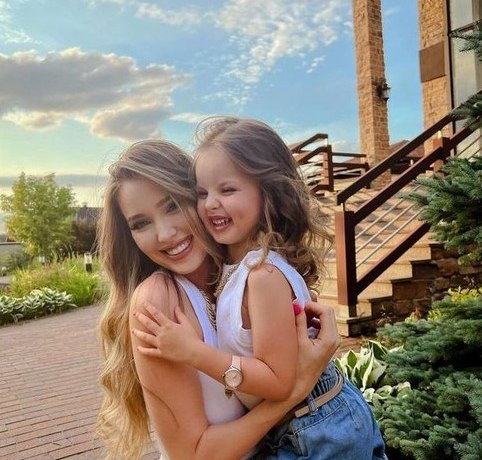 Розовая вечеринка как у Барби и бесконечные подарки: Костенко и Тарасов пышно отметили четырехлетие 