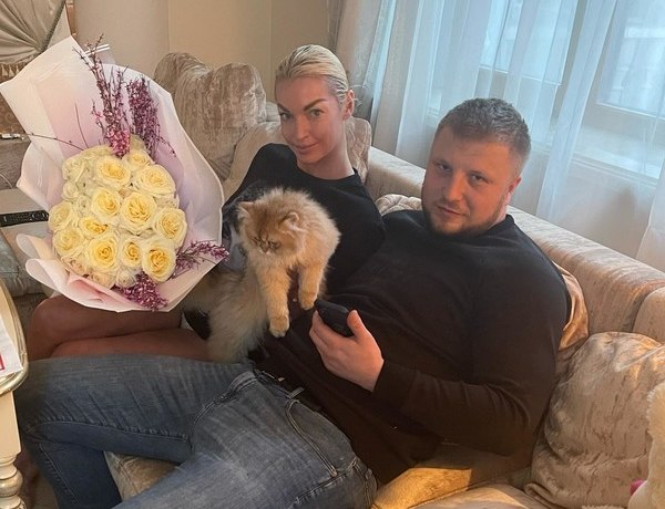 Везде успел! Любовник Анастасии Волочковой втайне от нее встречается с другой