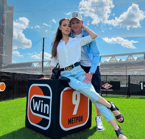 Бежит от семейных проблем? Тарасов ночью расслабляется в баре, а утром возвращается домой