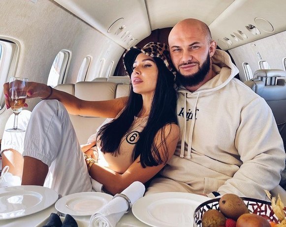 Самойлова и Джиган шикуют в Дубае, а Шульгина показала, как выглядела в максимальном весе. Соцсети з