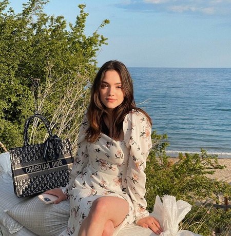 А мы говорили! Евгения Медведева скрывает, что улетела в отпуск с молодым певцом