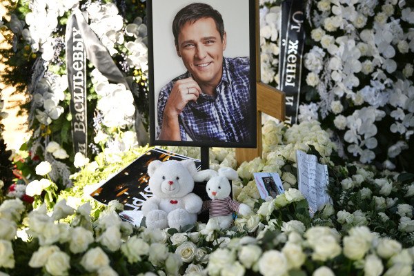 &laquo;Бросаются на крест, ложатся на венки, поют&raquo;: поклонники Шатунова устроили дискотеку на кладбище