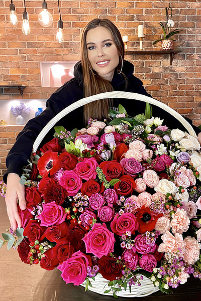 Многочисленные поклонники радовали артистку вниманием и подарками