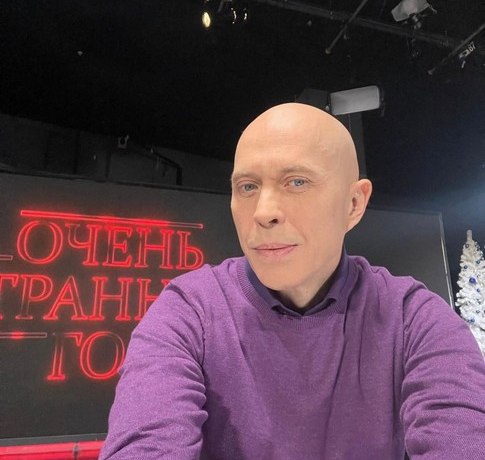 Обои с фламинго, итальянская мебель и волшебный носорог: румтур по квартире Сергея Дружко