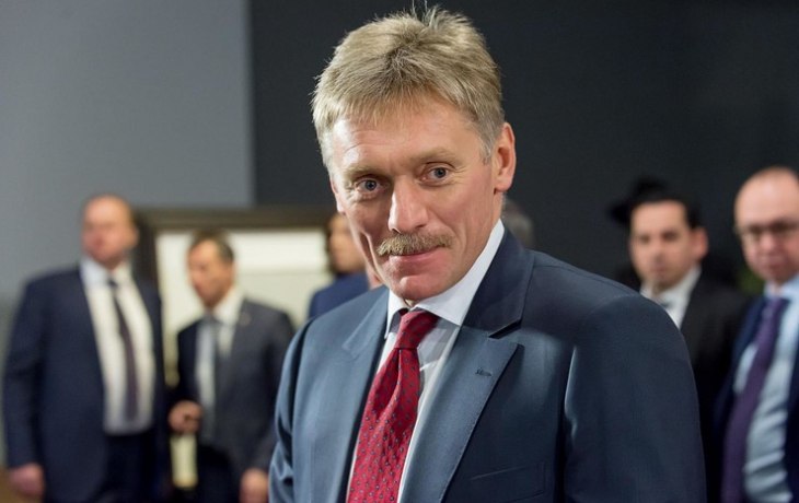 В футболке, джинсах и с коктейлем: Дмитрий Песков сменил строгий костюм на расслабленный кэжуал В футболке, джинсах и с коктейлем: Дмитрий Песков сменил строгий костюм на расслабленный кэжуал