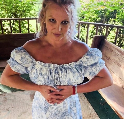 Влюбленная и счастливая Бритни Спирс позирует голышом на отдыхе