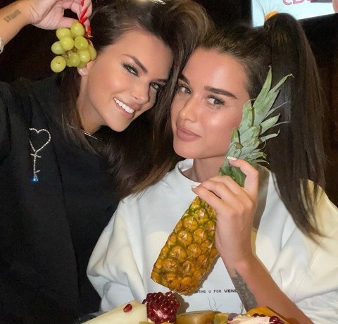 Жужа в стрингах со стразами, а Бородина в корсете. &laquo;Прачки&raquo; оттянулись на тусовке