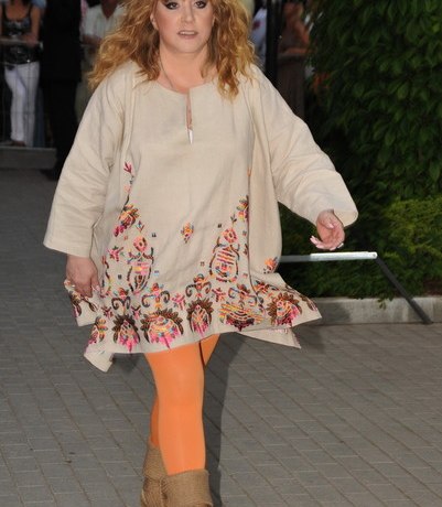 Натянула улыбку и капюшон. Пугачева в странном виде замечена на премьере Серебренникова в Риге