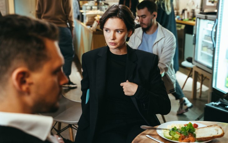 Толстоганова в полупрозрачном боди и Андреева, воркующая с Бондарчуком. Премьера сериала &laquo;The Телки&raquo;