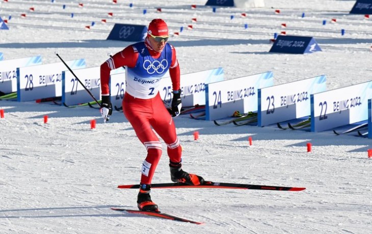 Король лыж! Александр Большунов взял третье золото Олимпиады, победив в масс-старте