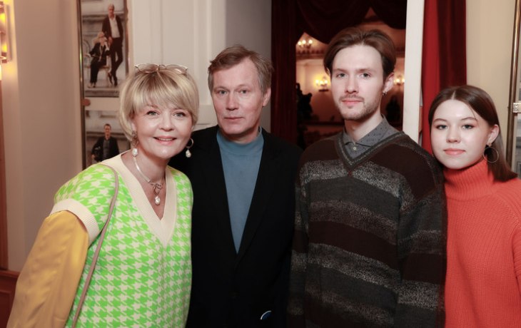 Редкий выход всей семьей! Юлия Меньшова с мужем Игорем Гординым и детьми на юбилее Веры Алентовой