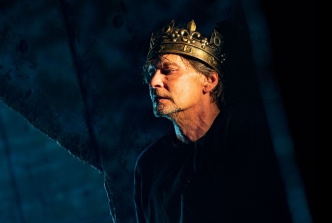 В мае актер возвращается к работе в театре Моссовета