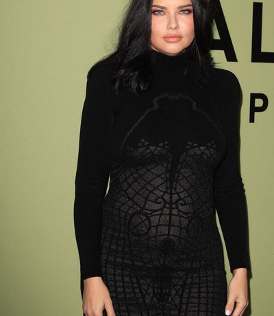 Хотела как Рианна? Адриана Лима напугала стальным беременным животом &mdash; фото