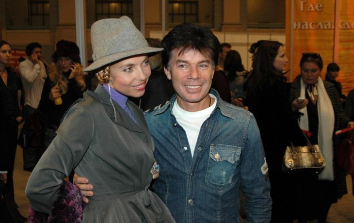 Жена Олега Газманова: &laquo;Кто-то сметает сахар, гречку, а я в панике купила три флакона духов&raquo;