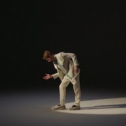 Finneas устроил странные танцы в клипе &laquo;Naked&raquo;