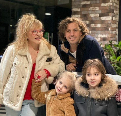 С детьми, мужем и друзьями: Алла Пугачева в центре застолья празднует Вербное воскресенье