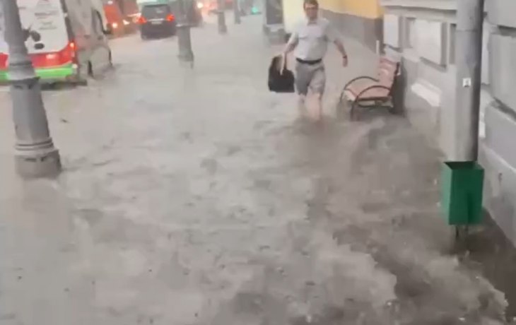 Град выпал размером с ладонь, а ливень затопил метро. В Москве творится апокалипсис Град выпал размером с ладонь, а ливень затопил метро. В Москве творится апокалипсис