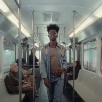 Lil Nas X проходит через двери и вспоминает прошлое Lil Nas X проходит через двери и вспоминает прошлое