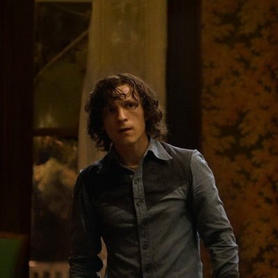 Аманда Сайфред допрашивает Тома Холланда в трейлере &laquo;Переполненной комнаты&raquo;