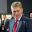 В футболке, джинсах и с коктейлем: Дмитрий Песков сменил строгий костюм на расслабленный кэжуал
