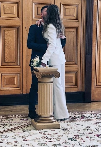 Первое свадебное фото новоиспеченных супругов