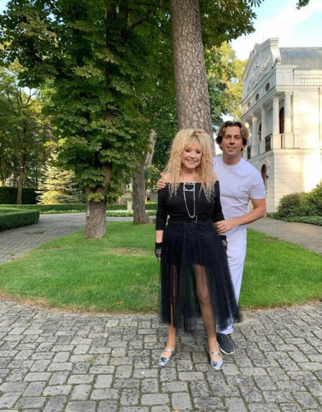 Пока звездная чета не собирается возвращаться в Россию