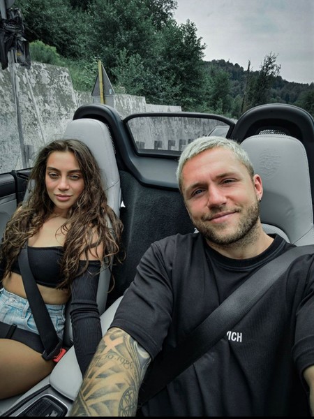 Артист не торопиться официально регистрировать отношения с Сурковой