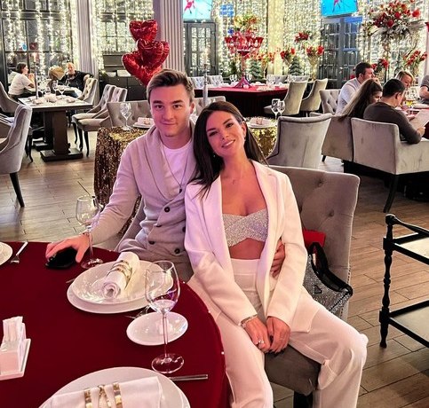 Жужа отмечает годовщину свадьбы, а Спирс покружилась в сорочке, оголив ягодицы. Соцсети звезд