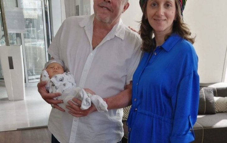 &laquo;Знакомьтесь, Эйтан&raquo;: Андрей Макаревич не стал закрывать смайлом лицо новорожденного сына