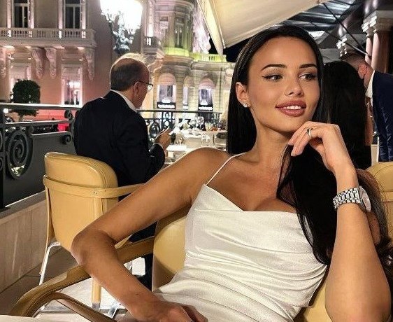 Анастасия Решетова оправдалась за квартиру в Дубае и езду на авто с украинскими номерами
