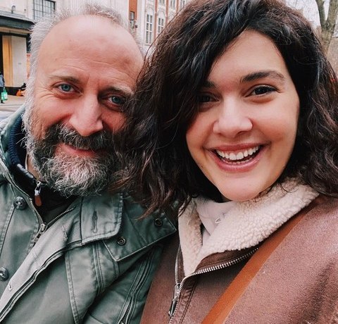 Обустраивают дом и изучают местную кухню. Будни семьи Халита Эргенче в Лондоне