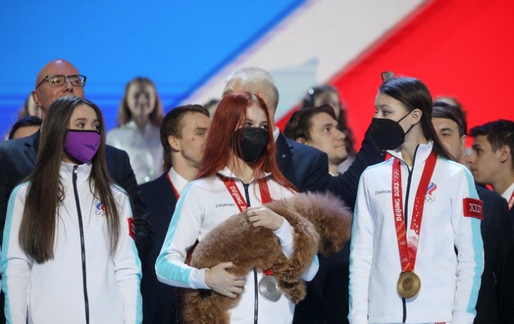 Светящаяся от счастья Валиева и Трусова с собакой. В Москве прошла церемония награждения олимпийцев