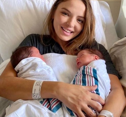 Актриса Марина Орлова похвасталась плоским животом после рождения двойни